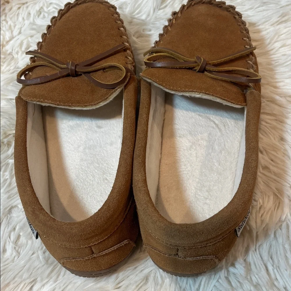 Softmoc women’s brown leather moccasin style shoes. - Picture 5 of 8